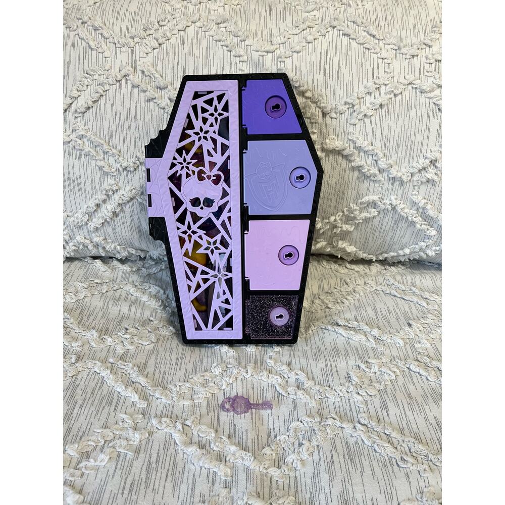 Monster High Skulltimate Secrets Fearidescent Locker with Key